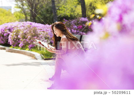 韓国人 若い女性 汝矣島公園 50209611