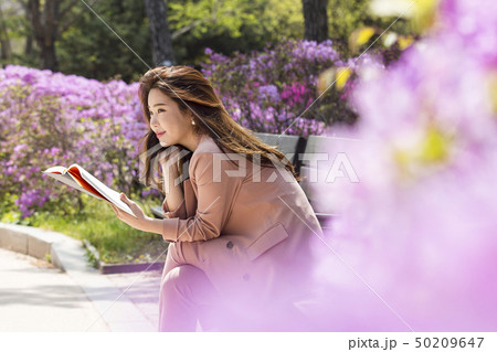 韓国人 若い女性 汝矣島公園 50209647