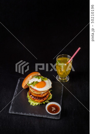 ハンバーガー　American fast food hamburger 50210196