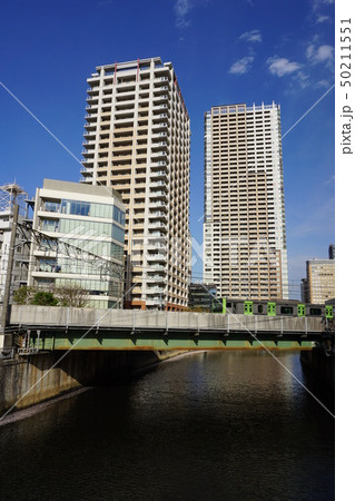 目黒川を渡る山手線と五反田のタワーマンション 50211551