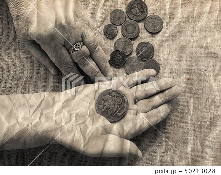 Hands of an elderly person. 50213028