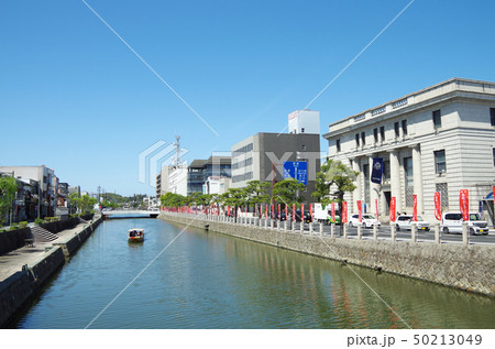 国宝松江城のお堀を巡る観光船と美しい石垣の景観 国宝松江城のお堀を巡る観光船と美しい石垣の景観 50213049