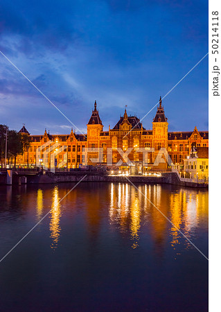 アムステルダム中央駅の夜景 アムステルダム中央駅の夜景 50214118