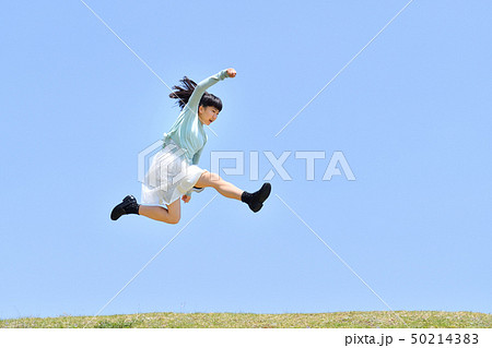 青空でジャンプする女の子 青空でジャンプする女の子 50214383