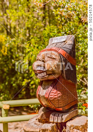 木彫りの人形 50214578