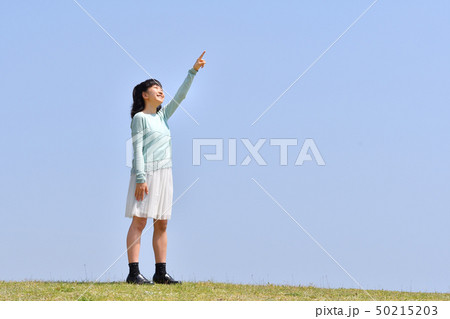 青空で指さす女の子 50215203