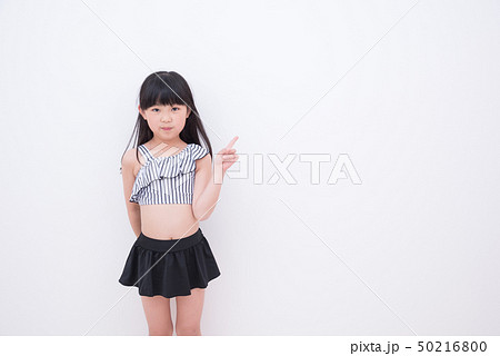 水着を着る小学生の女の子の写真素材