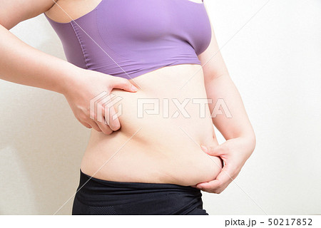 お腹の贅肉を鷲づかみにする女性 お腹の贅肉を鷲づかみにする女性 50217852
