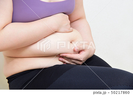 ぽっこりお腹の女性 ぽっこりお腹の女性 50217860