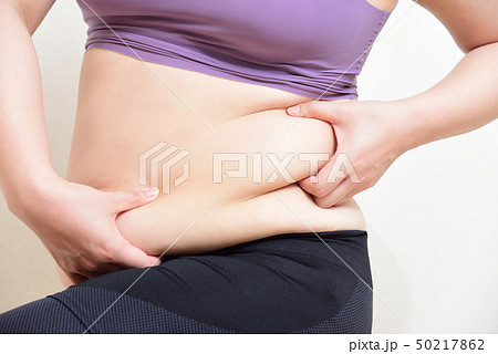 お腹の贅肉を鷲づかみにする女性 お腹の贅肉を鷲づかみにする女性 50217862
