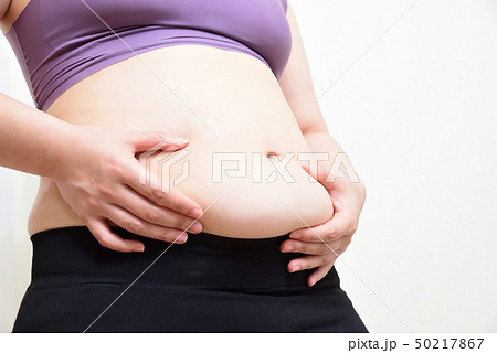 お腹の贅肉をつまむ女性 お腹の贅肉をつまむ女性 50217867