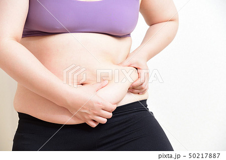 お腹のお肉をつまむ女性 50217887
