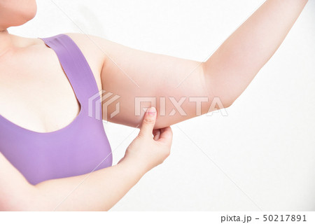 二の腕を指でつまむ女性 二の腕を指でつまむ女性 50217891