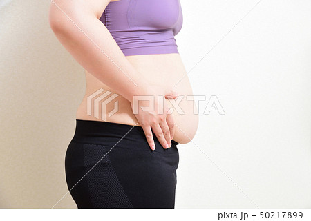お腹の贅肉がはみ出した女性 お腹の贅肉がはみ出した女性 50217899