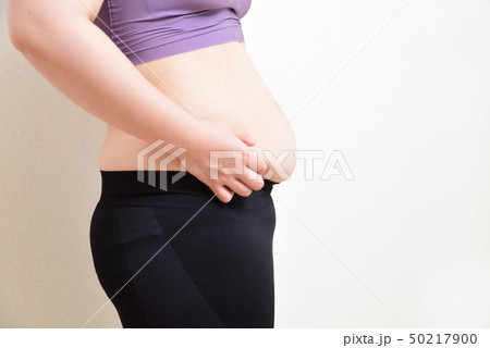 お腹の贅肉がはみ出した女性 お腹の贅肉がはみ出した女性 50217900
