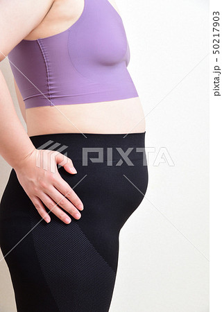 ぽっこりお腹の女性 ぽっこりお腹の女性 50217903