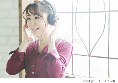 女性 新生活 リビング 若い女性 ライフスタイル 女性 新生活 リビング 若い女性 ライフスタイル 50219376