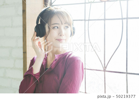 女性 新生活 リビング 若い女性 ライフスタイル 女性 新生活 リビング 若い女性 ライフスタイル 50219377