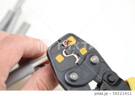 電気工事　ケーブルの接続作業　 50221411