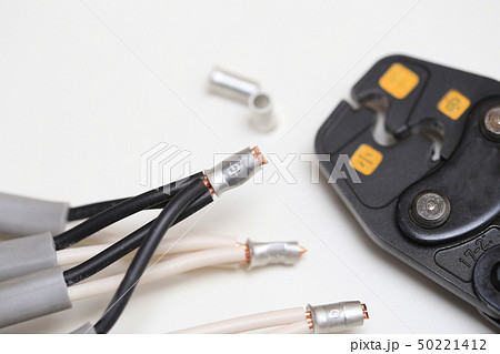 電気工事　ケーブルの接続作業　 50221412