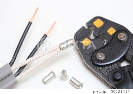 電気工事　ケーブルの接続作業　 50221414
