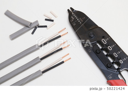 電気工事(ケーブルの絶縁被覆を剥ぎ取る作業) 50221424