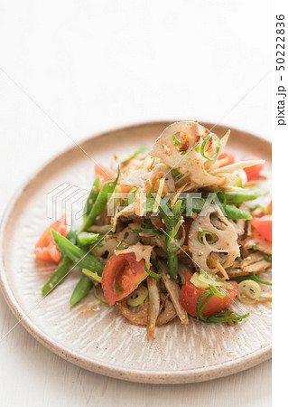 ごぼうとレンコンの根菜サラダ 50222836