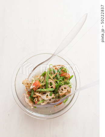 ごぼうとレンコンの根菜サラダ 50222837