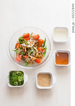 ごぼうとレンコンの根菜サラダ ごぼうとレンコンの根菜サラダ 50222840