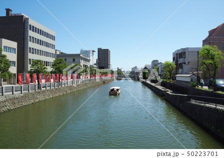 遊覧船と堀川（京橋川）沿いの街並み風景 … 島根県 松江市 天候：快晴 50223701