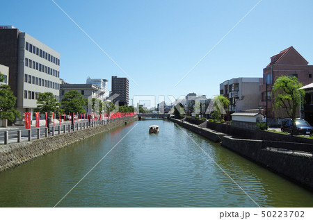 遊覧船と堀川（京橋川）沿いの街並み風景 … 島根県 松江市 天候：快晴 50223702