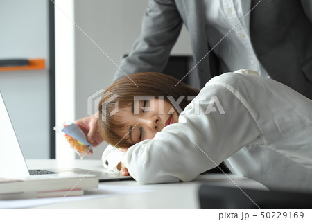 同僚 オフィス 仕事疲れ 居眠り 同僚 オフィス 仕事疲れ 居眠り 50229169