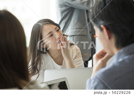 女性　会議　退屈　勉強 50229226