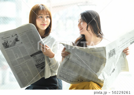 窓辺で新聞を読む女性二人 50229261