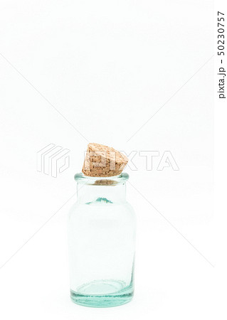 空のガラス瓶 小瓶 コルク瓶 コルクキャップの写真素材