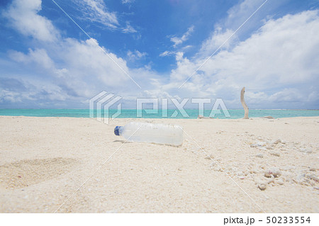 パラオ共和国 太平洋の小さな環礁の島、カヤンゲル島 楽園のビーチに流れ着いたプラスチックゴミ パラオ共和国 太平洋の小さな環礁の島、カヤンゲル島 楽園のビーチに流れ着いたプラスチックゴミ 50233554