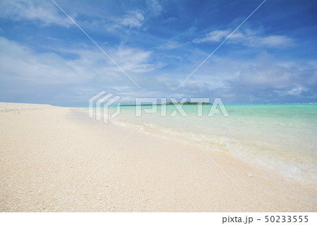 パラオ共和国 太平洋の小さな環礁の島、カヤンゲル島 楽園のビーチ、青い空と海、白い砂浜 パラオ共和国 太平洋の小さな環礁の島、カヤンゲル島 楽園のビーチ、青い空と海、白い砂浜 50233555