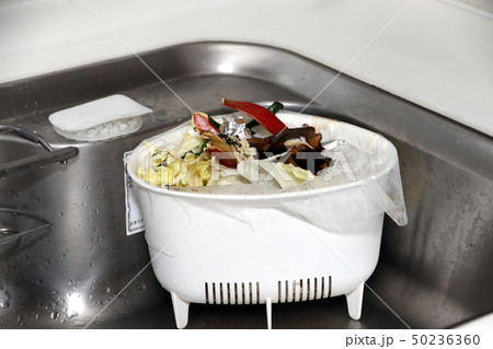 三角コーナーに捨てられた生ゴミ 50236360