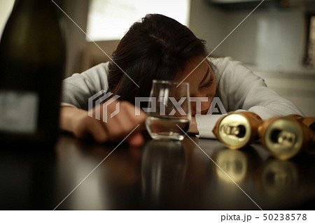 酒に酔い眠る女性 50238578