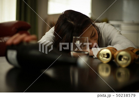 酒に酔い眠る女性 酒に酔い眠る女性 50238579