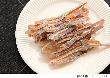 紙皿にのせられたアタリメ(スルメ)。 紙皿にのせられたアタリメ(スルメ)。 50238741