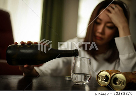 一人で酒を飲む女性 50238876