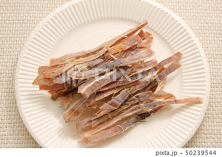 紙皿にのせられたアタリメ(スルメ)。 紙皿にのせられたアタリメ(スルメ)。 50239544