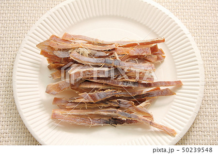 紙皿にのせられたアタリメ(スルメ)。 紙皿にのせられたアタリメ(スルメ)。 50239548