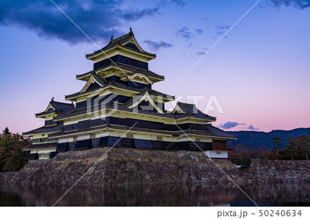 （長野県）国宝　松本城　夕景 50240634