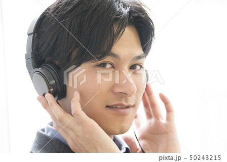 音楽を聴く若い男性 50243215