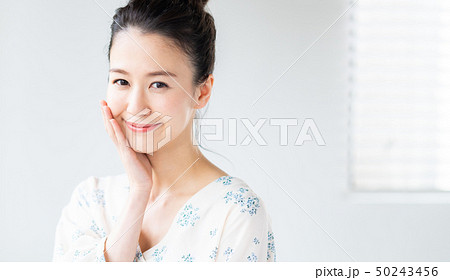 若い女性 若い女性 50243456
