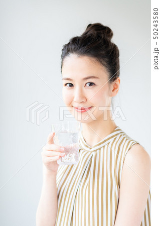 若い女性(ミネラルウォーター) 若い女性(ミネラルウォーター) 50243580