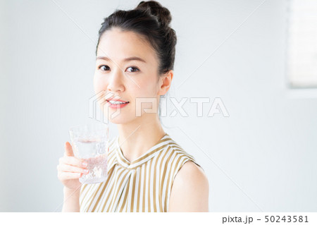 若い女性(ミネラルウォーター) 若い女性(ミネラルウォーター) 50243581