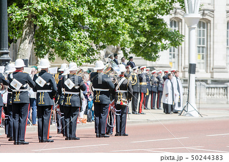 イギリスロンドンの明るい日差しのシテで整列する衛兵 イギリスロンドンの明るい日差しのシテで整列する衛兵 50244383